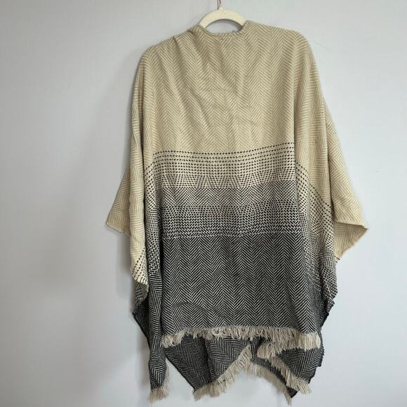 Roots Canada Women’s Poncho Shawl Wrap Ivory Gray Beige Blanket One Size - Picture 5 of 6